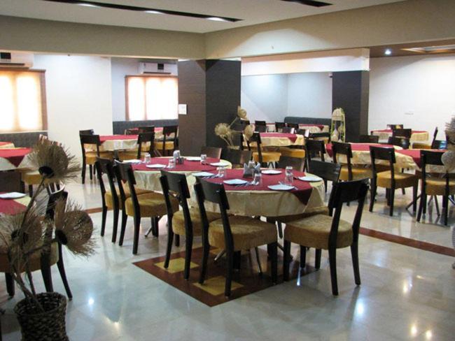Aum Health Resort Vadodara Exterior foto